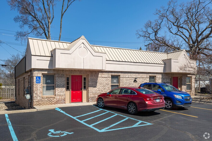 Primary Photo Of 3990 W Walton Blvd, Waterford Medical For Lease