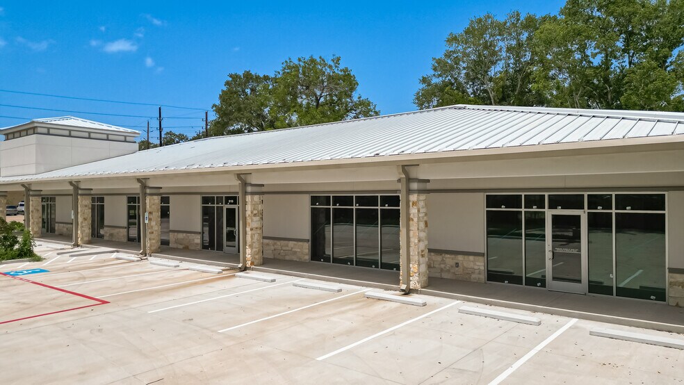 More Photos Of 910 East Ave, Katy Showroom For Lease