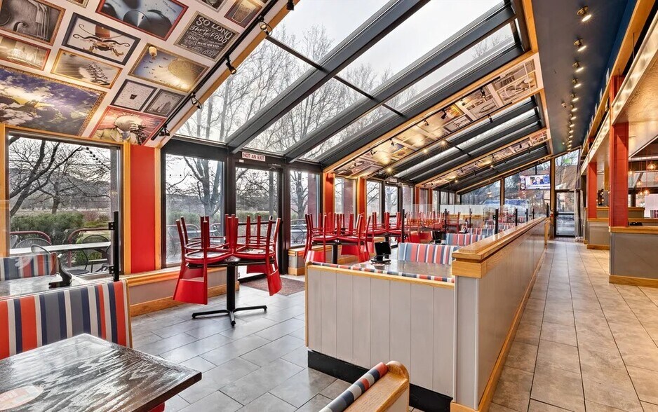 More Photos Of 211 W Parkcenter Blvd, Boise Restaurant For Sale