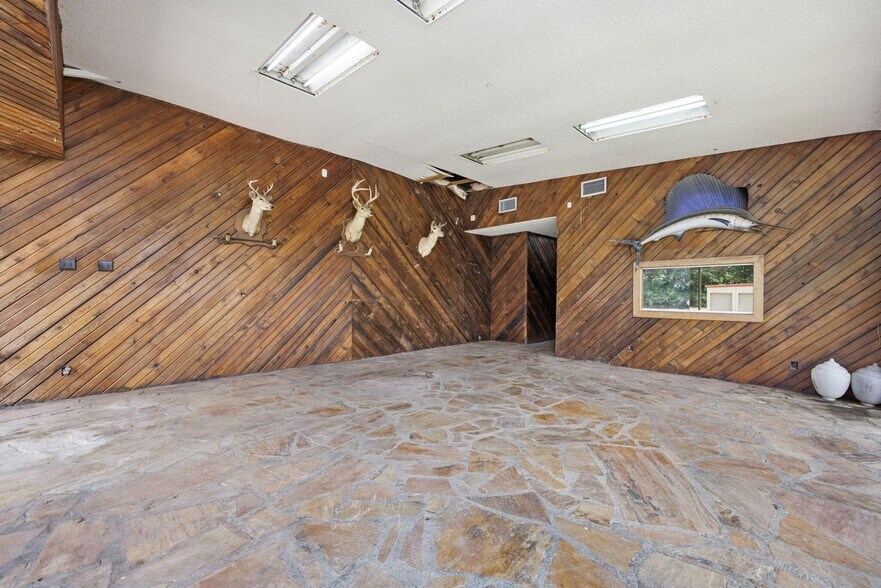 More Photos Of 504 S Harper Rd, Corinth Showroom For Sale
