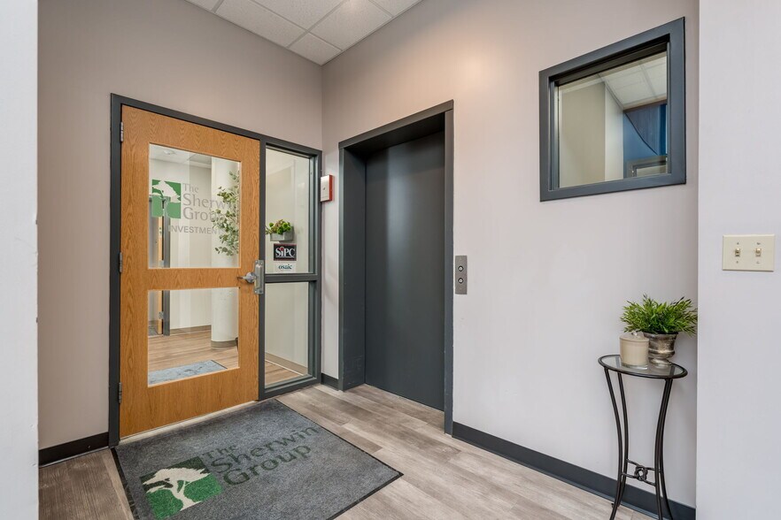 More Photos Of 108 S Minnesota Ave, Saint Peter Storefront Retail Office For Sale