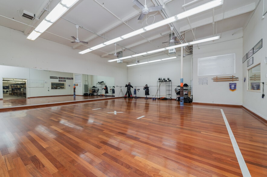 More Photos Of 380-384 Clinton St, Costa Mesa Manufacturing For Lease