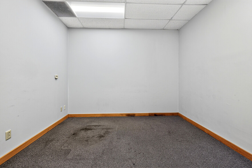 More Photos Of 3125 Medalist Dr, Oshkosh Office For Sale
