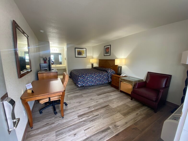 More Photos Of 352 E Vaughan St, Bertram Hotel For Sale