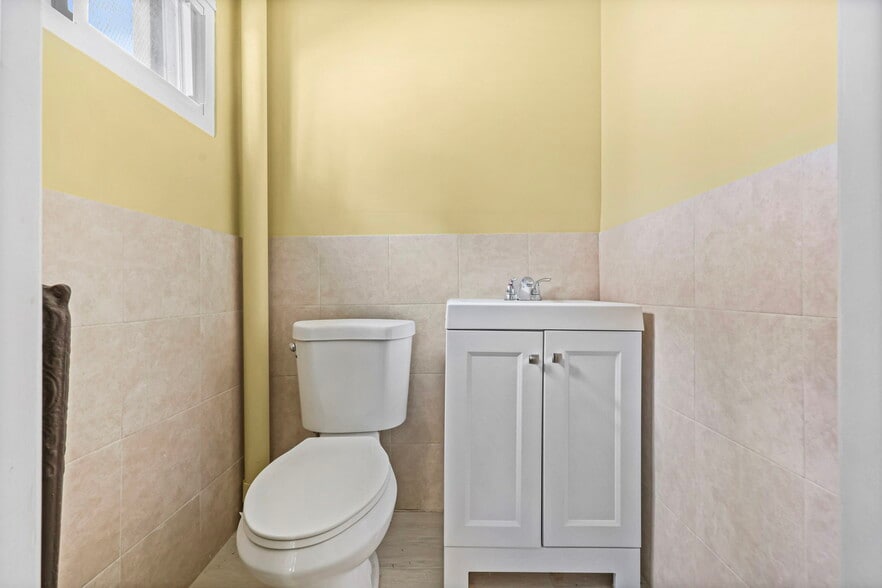 More Photos Of 68 Brook St, Croton On Hudson Showroom For Sale