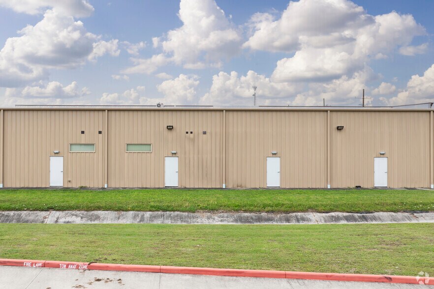 More Photos Of 27316 Spectrum Way, The Woodlands Office For Lease