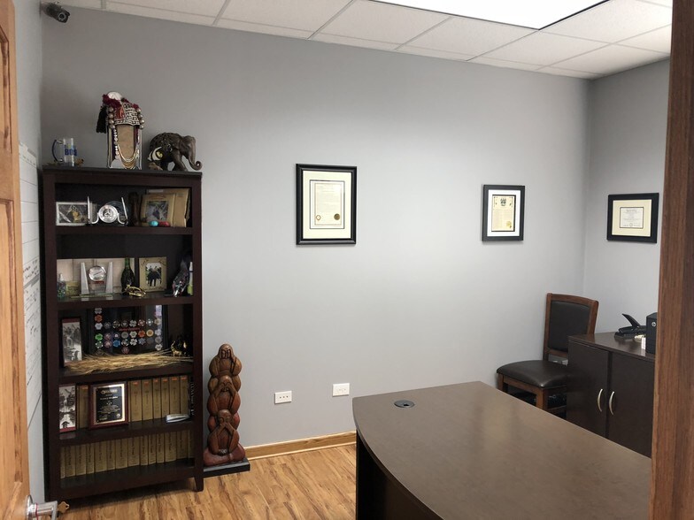 More Photos Of 820 E Terra Cotta Ave, Crystal Lake Office For Sale