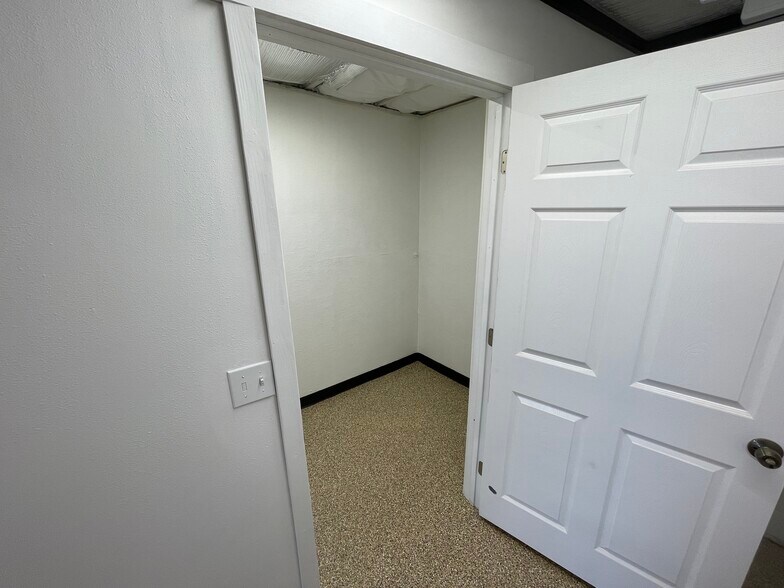 More Photos Of 2328 N 32nd St, Phoenix Storefront For Lease