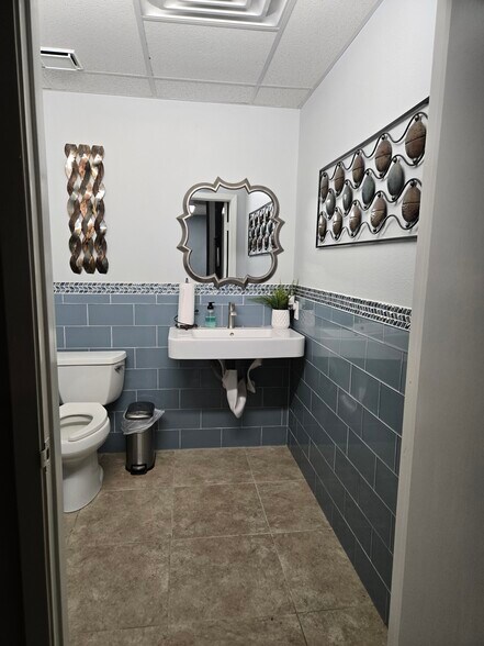 More Photos Of 1312 E Common St, New Braunfels Unknown For Lease