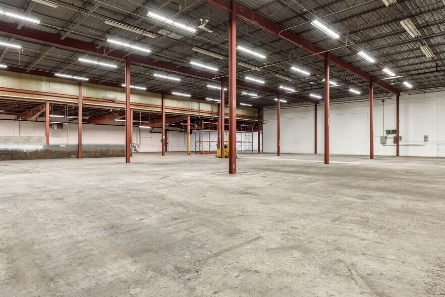 More Photos Of 3944 Auburn St, Rockford Warehouse For Lease