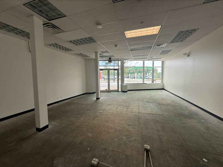 More Photos Of 3949-3959 N Broadway St, Chicago Storefront For Lease