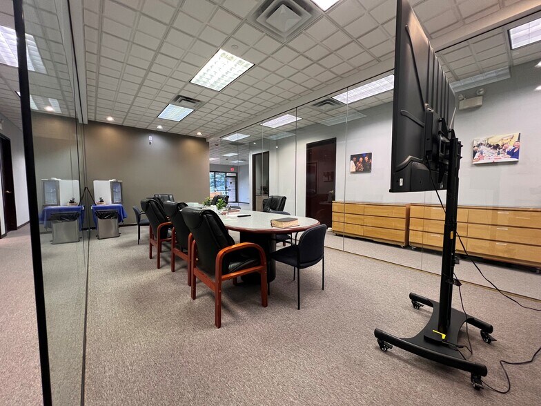 More Photos Of 301 Ruthar Dr, Newark Flex For Lease