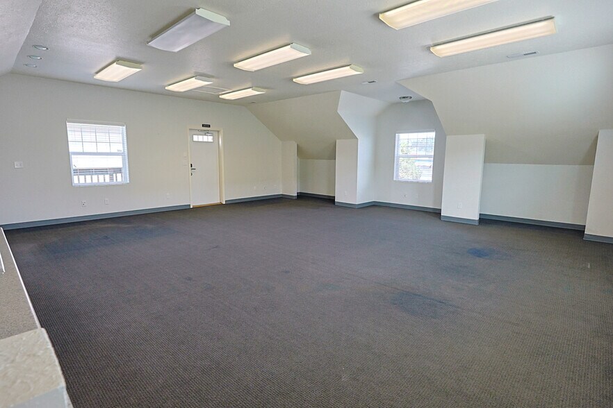 More Photos Of 137 Hall Ave, Coos Bay Office For Sale