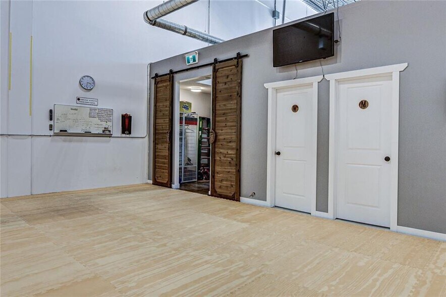 More Photos Of 141 Commercial Dr, Rocky View No 44 Light Distribution For Sale