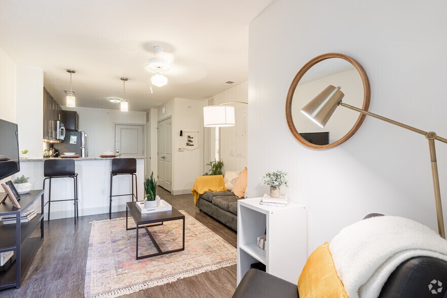 More Photos Of 165 W McMillan St, Cincinnati Apartments For Lease