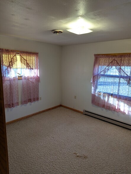 More Photos Of 340 Elm St E, Canova Sports And Entertainment For Sale