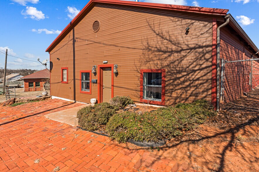 More Photos Of 410 W Harrison Ave, Guthrie Freestanding For Sale