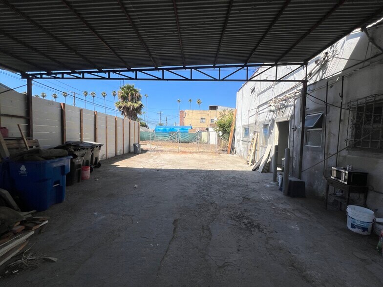 More Photos Of 2300 W Jefferson Blvd, Los Angeles Warehouse For Lease