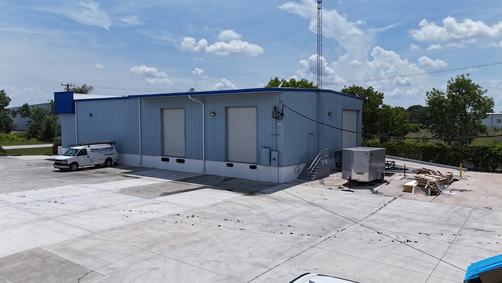 More Photos Of 7332 Commercial Cir, Fort Pierce Warehouse For Lease