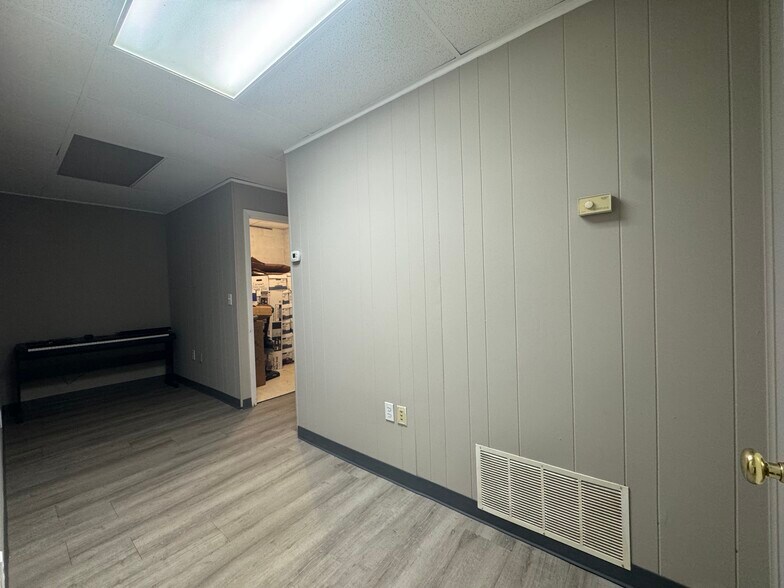 More Photos Of 3911 N Oak Tfwy, Kansas City Office For Sale