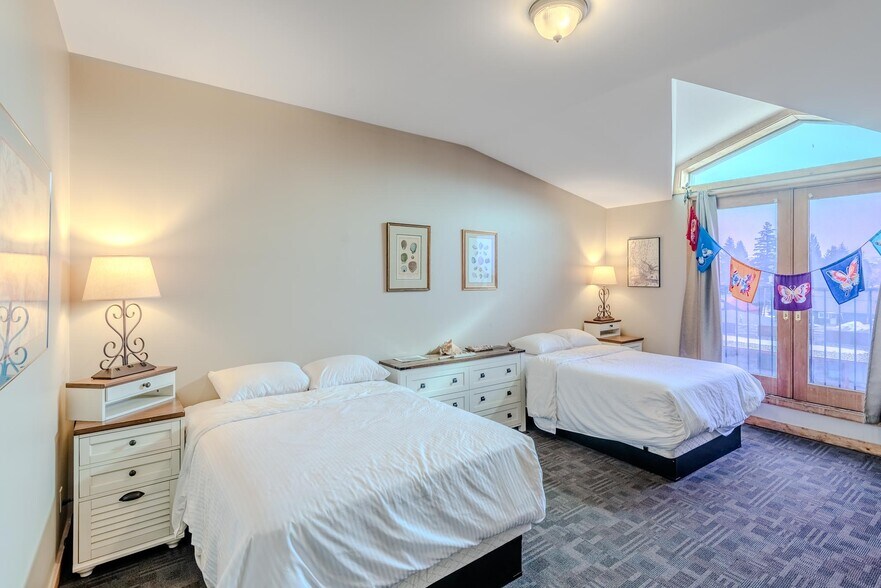 More Photos Of 117 Pine St, Pinedale Restaurant For Sale