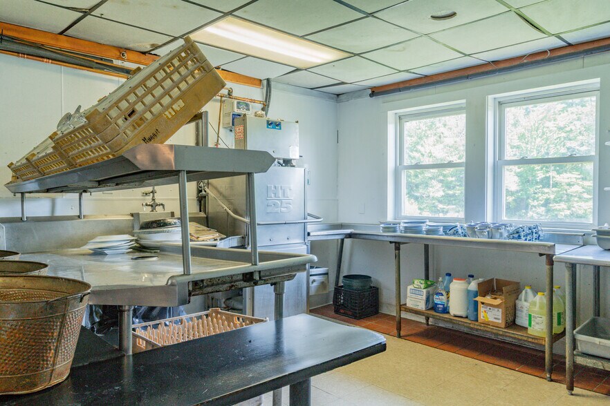More Photos Of 157 Main St, Belgrade Hotel For Lease
