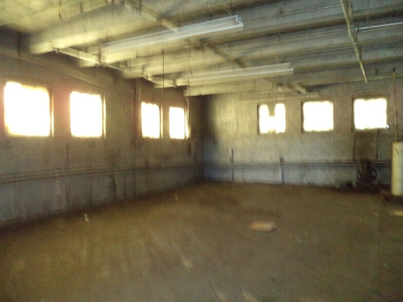 More Photos Of 121 Valley St, Manchester Showroom For Sale