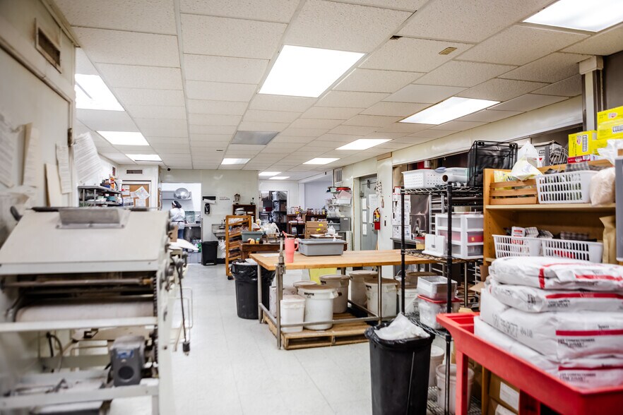 More Photos Of 2015 N Missouri St, Macon Restaurant For Sale