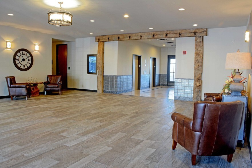 More Photos Of 1 Chisholm Trail Rd, Round Rock Office For Lease