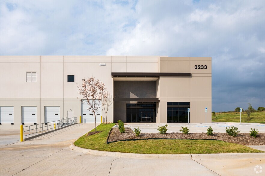 More Photos Of 3233 Buda Ln, Fort Worth Distribution For Lease