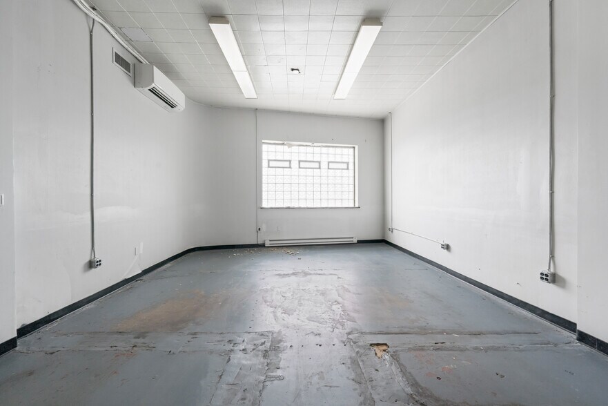 More Photos Of 1825 Boulevard of the Allies, Pittsburgh Showroom For Lease