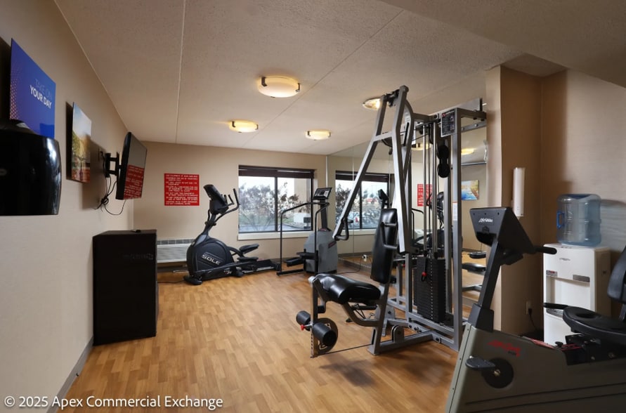 More Photos Of 525 N Canal Rd, Lansing Hotel For Sale