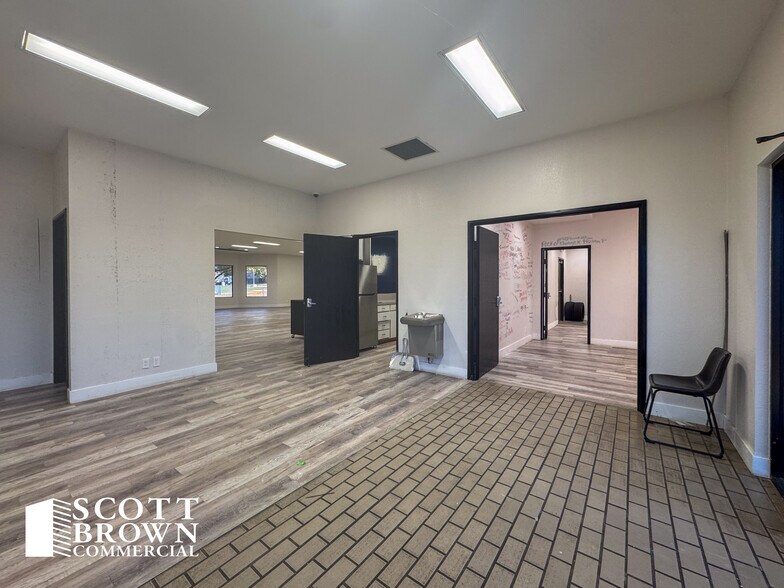 More Photos Of 2400 Worthington St, Denton Medical For Lease