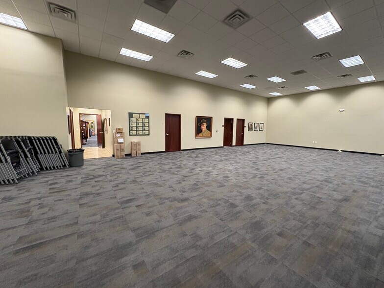 More Photos Of 1351-1355 W 800 N, Orem Showroom For Lease