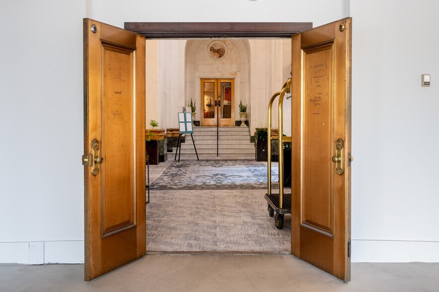 More Photos Of 2 N Charles St, Baltimore Hotel For Lease