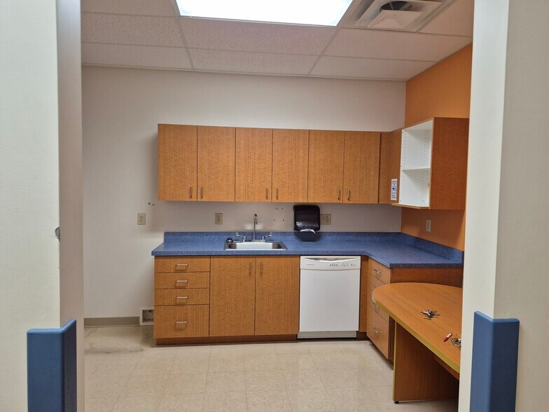 More Photos Of 942 Cherry St, Blanchester Unknown For Lease