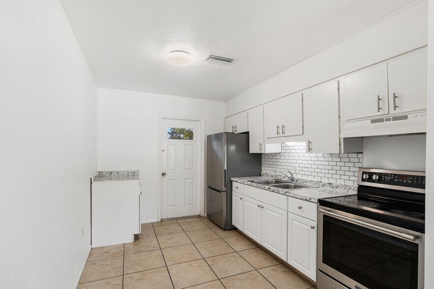 More Photos Of 5518 25th St W, Bradenton Apartments For Sale
