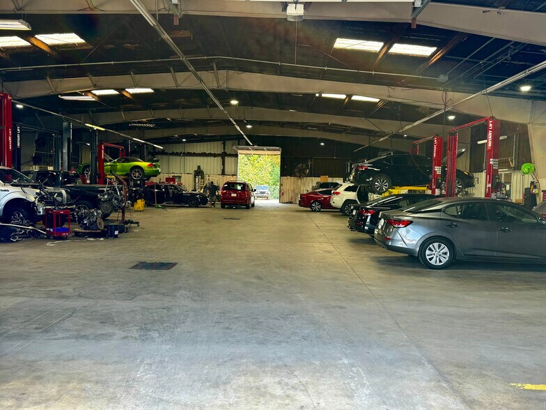 More Photos Of 813 S Parkway St, Corinth Auto Dealership For Sale