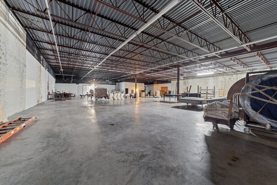 More Photos Of 1801 S University Pky, High Point Manufacturing For Sale