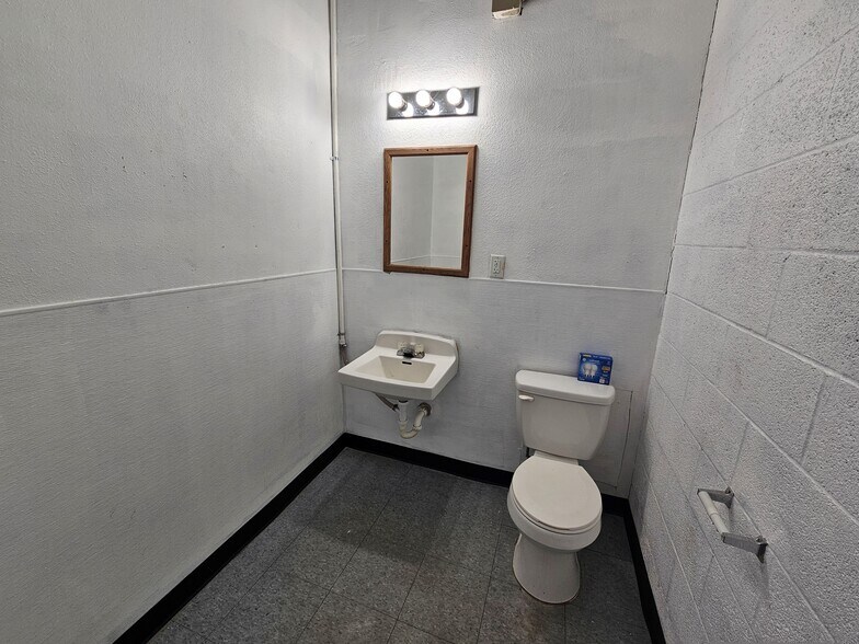 More Photos Of 2064 Plaza Dr, Bullhead City Flex For Lease