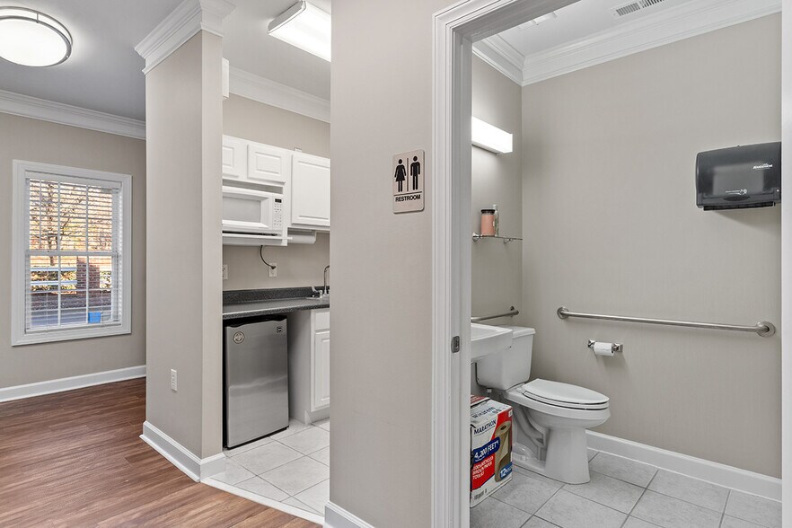 More Photos Of 6501 Creedmoor Rd, Raleigh Office Residential For Lease