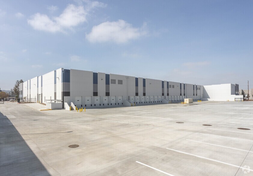 More Photos Of 10855 Cherry Ave, Fontana Distribution For Lease