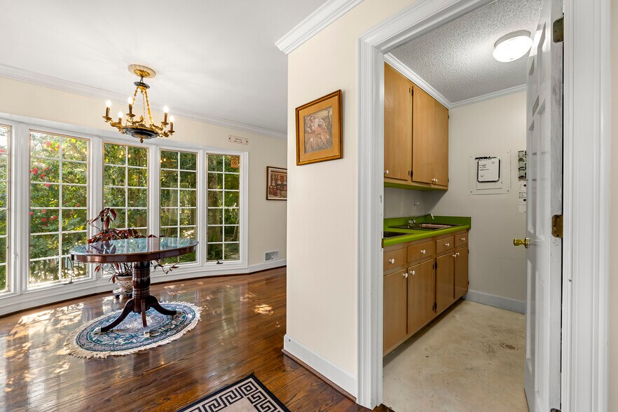 More Photos Of 132 E College St, Griffin Hospitality For Sale