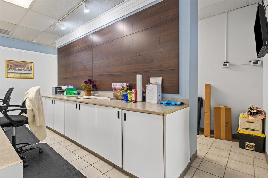 More Photos Of 304 W Jefferson St, Quincy Freestanding For Sale