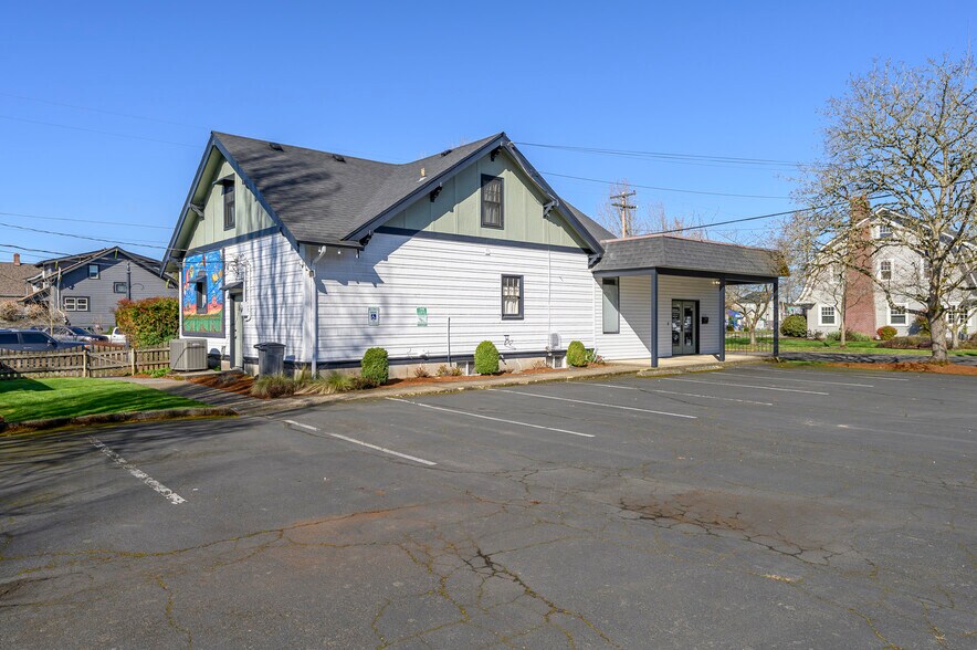 More Photos Of 636 NE Baker St, Mcminnville Freestanding For Sale