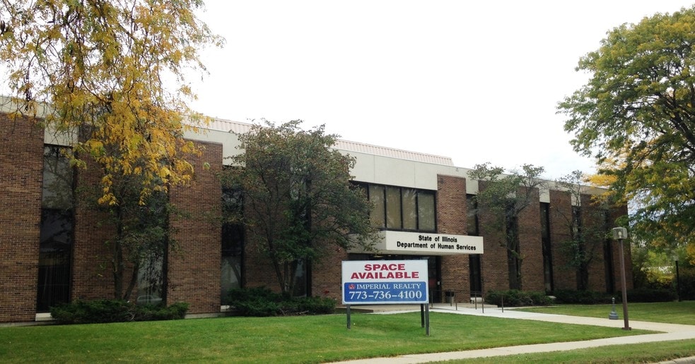 More Photos Of 2000 N Lewis Ave, Waukegan Office For Lease