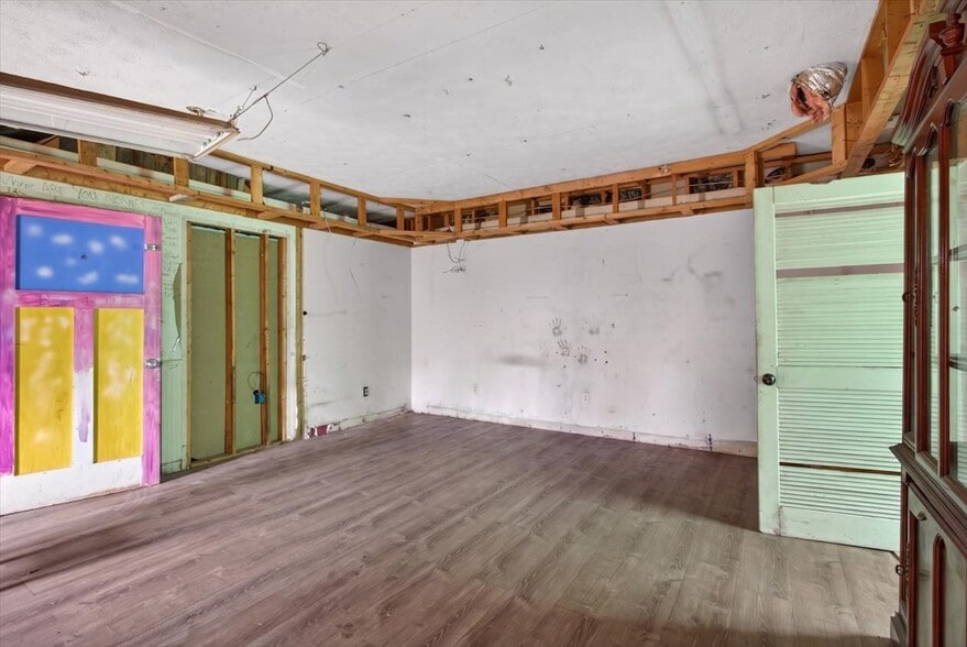 More Photos Of 79 Jones St, Jasper Warehouse For Sale