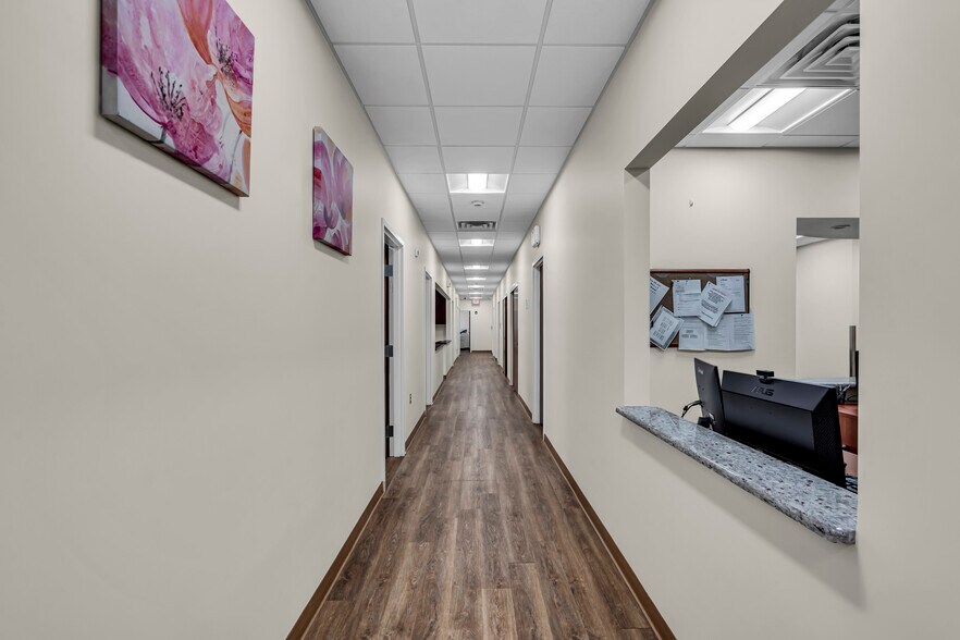 More Photos Of 500 Park Ave, Manalapan Township Medical For Lease