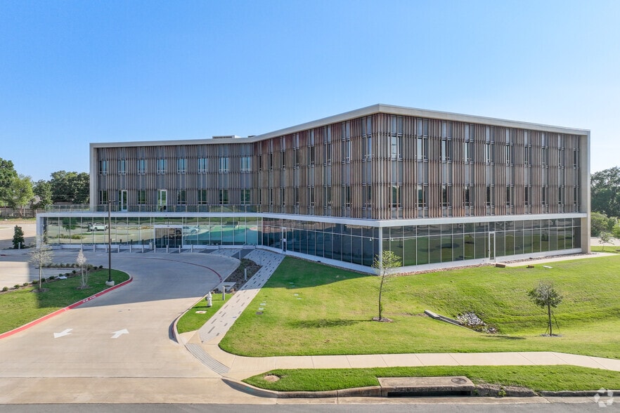 Primary Photo Of 2101 Westpark Ct, Euless Medical For Lease