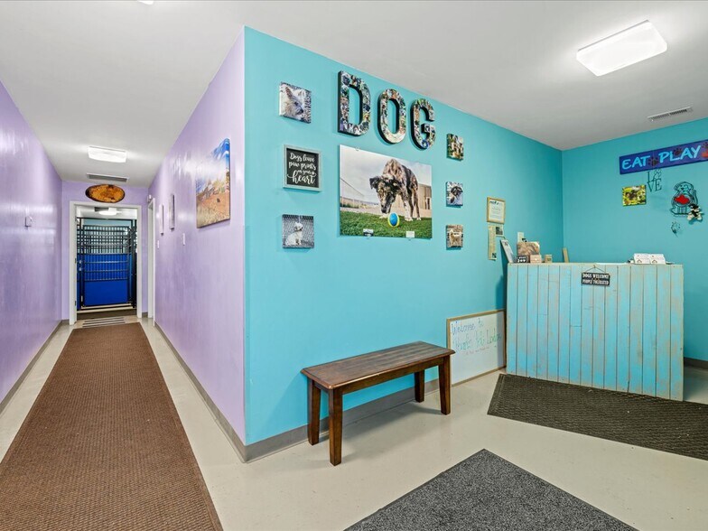 More Photos Of 13989 6900 Rd, Montrose Veterinarian Kennel For Sale